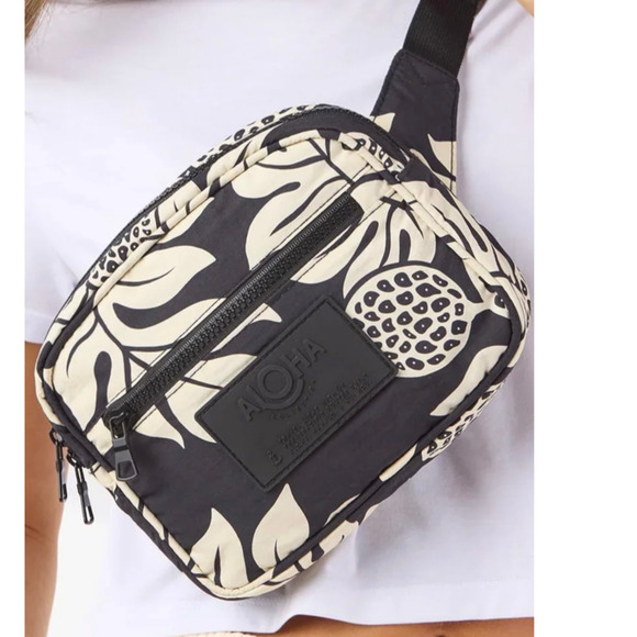 New Aloha Collection Holomua Keep it Light Hip Pack Sand on Black - Picture 3 of 3